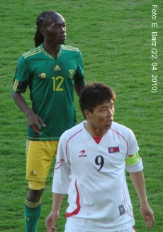 Reneilwe LETSHOLONYANE und HONG Yong-Jo in Erwartung des Balls